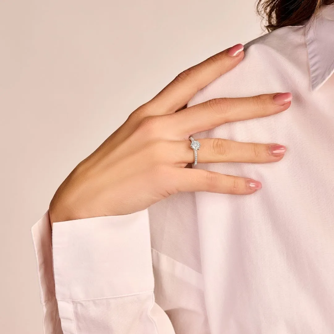 2.50 quilates anillo solitario en oro blanco con diamantes en los lados 