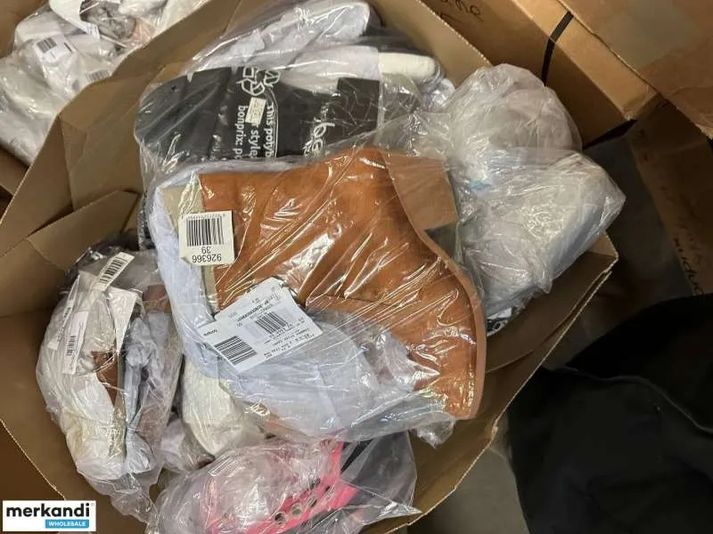 4 € por par en un conjunto de zapatos con una variedad de modelos y tamaños, gama remanente, zapatos de hombre, zapatos de mujer