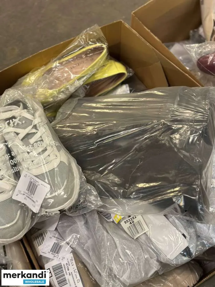4 € por par en un conjunto de zapatos con una variedad de modelos y tamaños, gama remanente, zapatos de hombre, zapatos de mujer