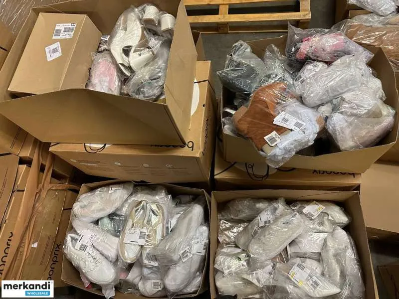 4 € por par en una mezcla de zapatos: variedad de modelos y tamaños, incluidos zapatos de mujer, zapatos de hombre, paleta de li