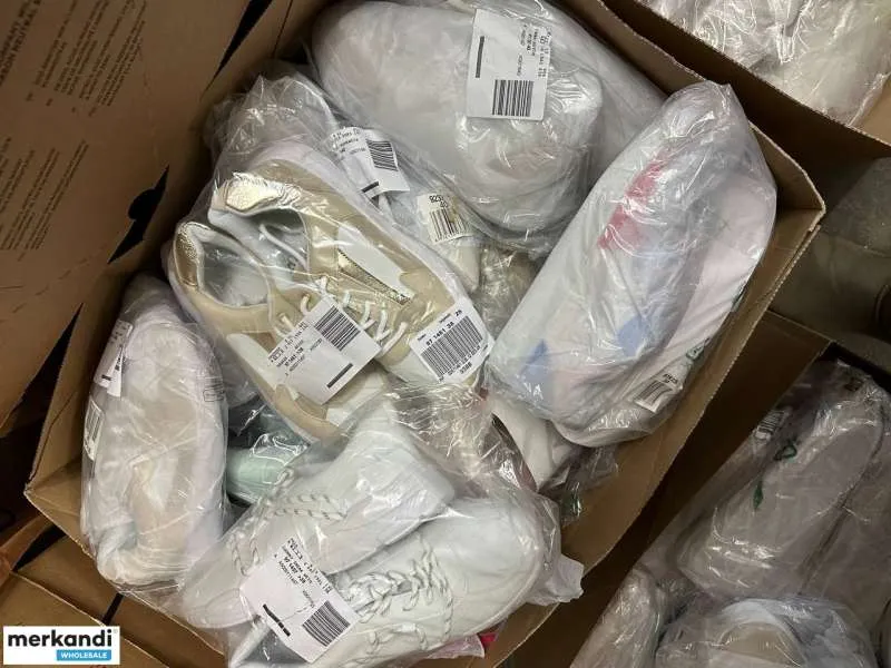 4 € por par en una mezcla de zapatos: variedad de modelos y tamaños, incluidos zapatos de mujer, zapatos de hombre, paleta de li