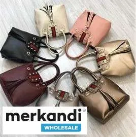 Bolsos de mujer al por mayor que ofrecen una amplia gama de colores y modelos.