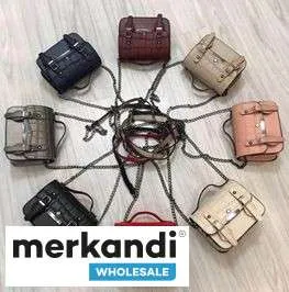 Bolsos de mujer al por mayor que ofrecen una amplia gama de colores y modelos.