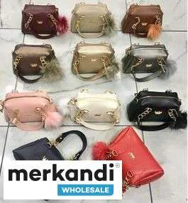 Bolsos de mujer al por mayor que ofrecen una amplia gama de colores y modelos.