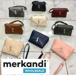 Bolsos de mujer al por mayor que ofrecen una amplia gama de colores y modelos.