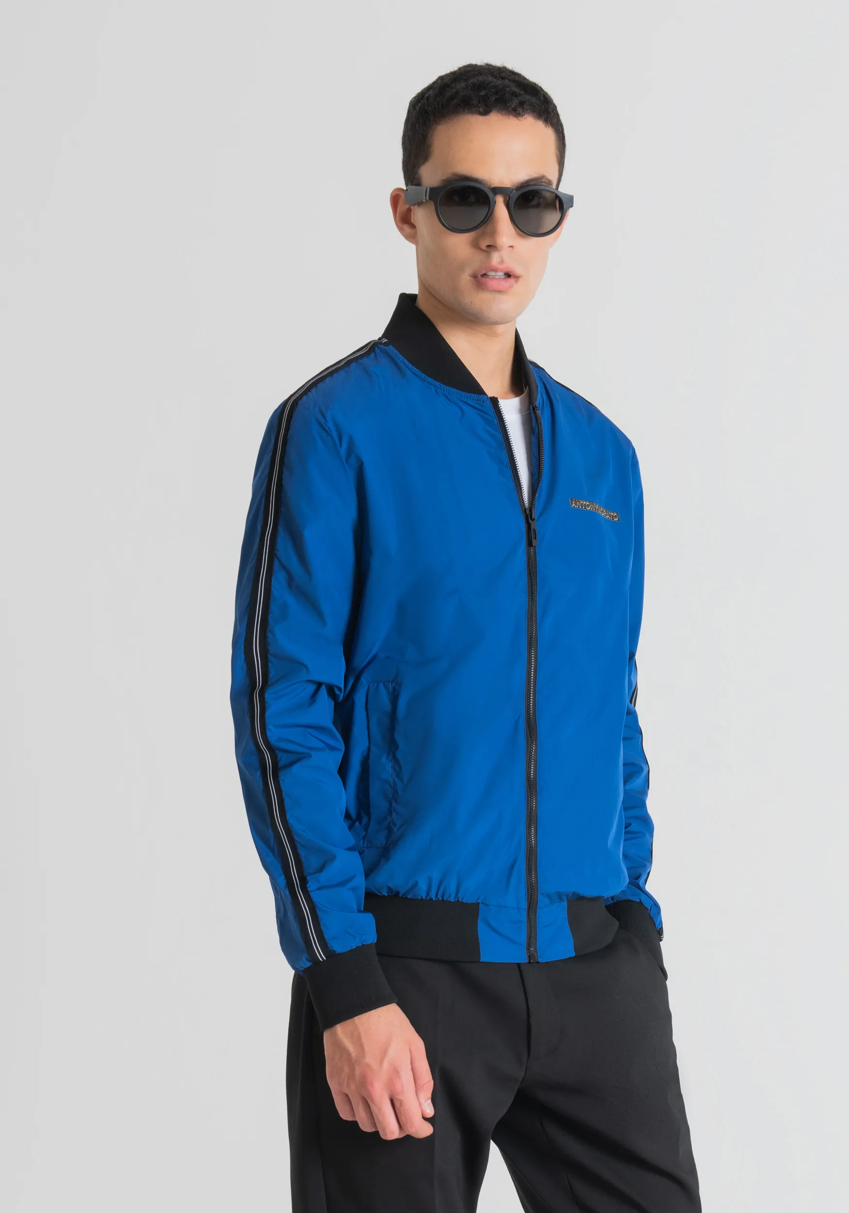 BOMBER REGULAR FIT DE TEJIDO TÉCNICO CON DETALLES EN CONTRASTE