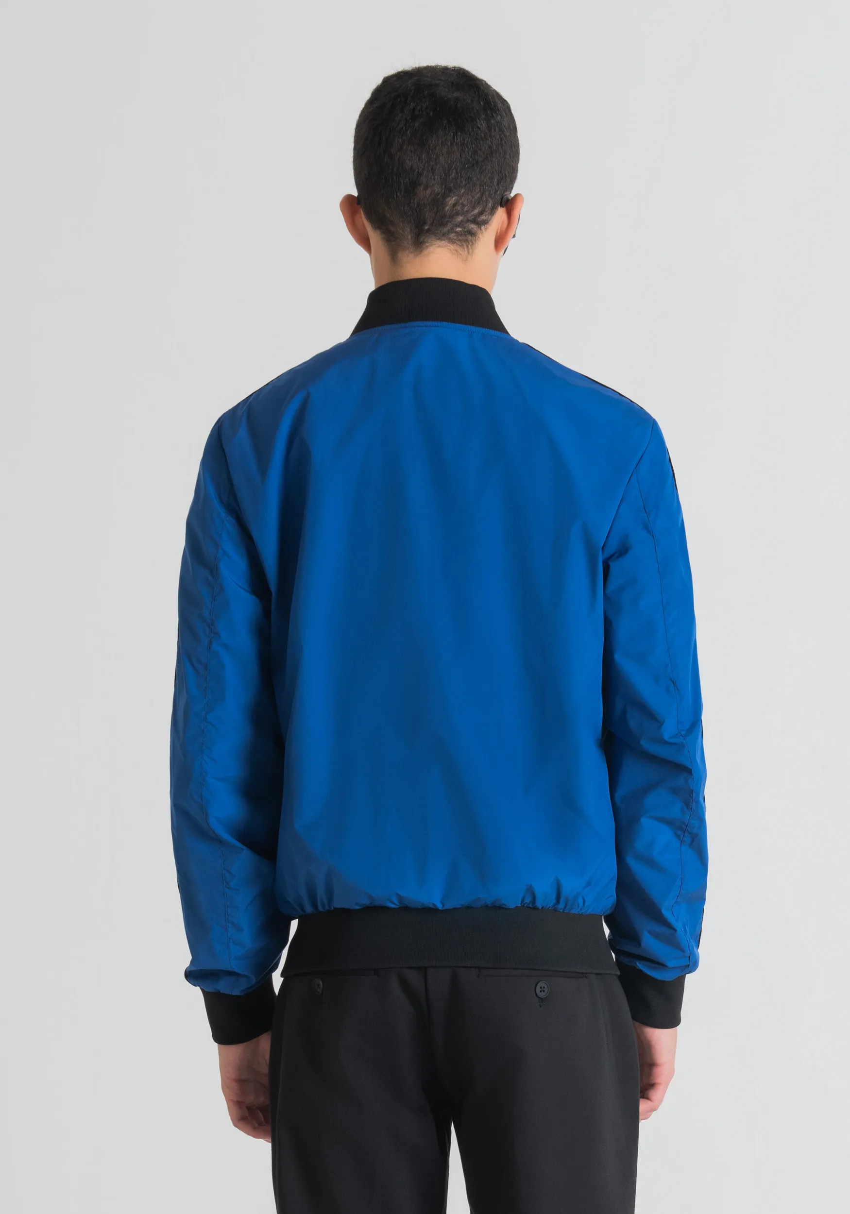 BOMBER REGULAR FIT DE TEJIDO TÉCNICO CON DETALLES EN CONTRASTE