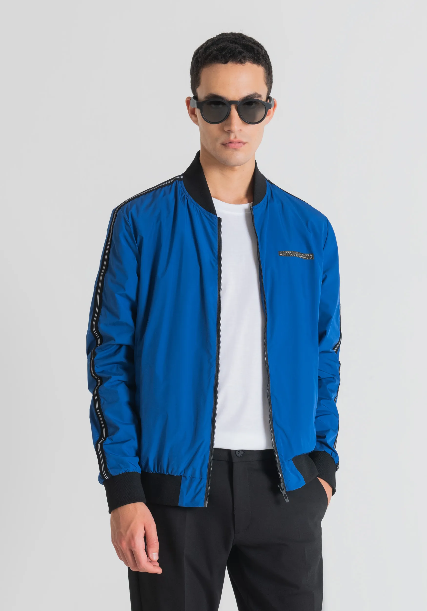 BOMBER REGULAR FIT DE TEJIDO TÉCNICO CON DETALLES EN CONTRASTE