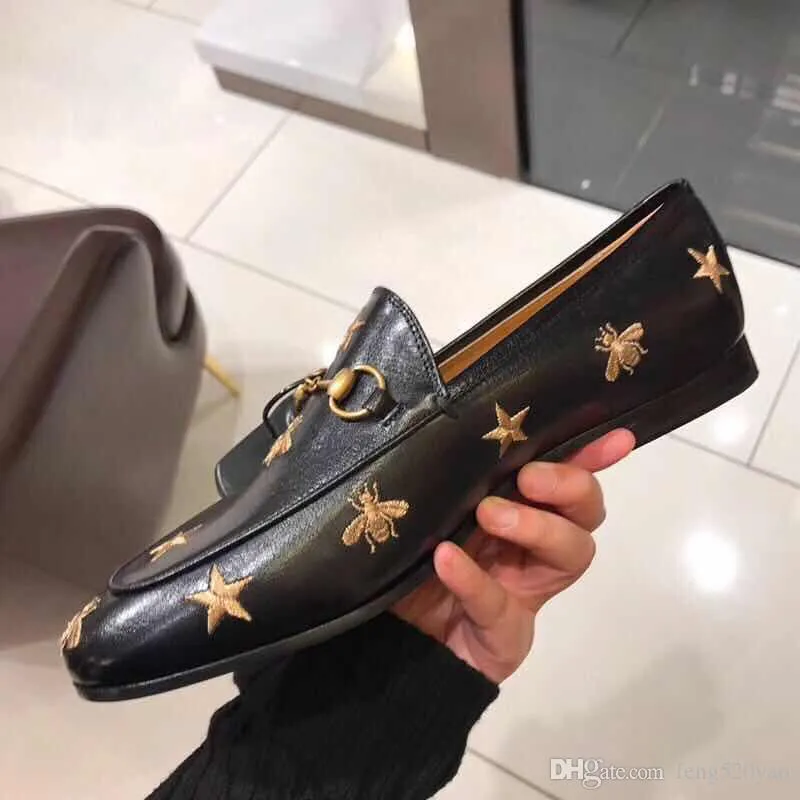 Classic Women Flat Designer Dress Zapatos 100% Caca Metal Buckle Lady Zapatos de cuero Mulas casuales Mulas Princetown Men pisón