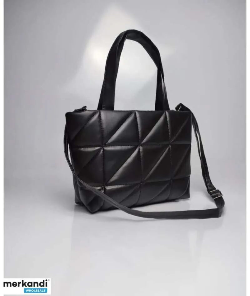 Diversa selección de bolsos de mujer en varios modelos y variantes de color para la venta al por mayor desde Turquía.