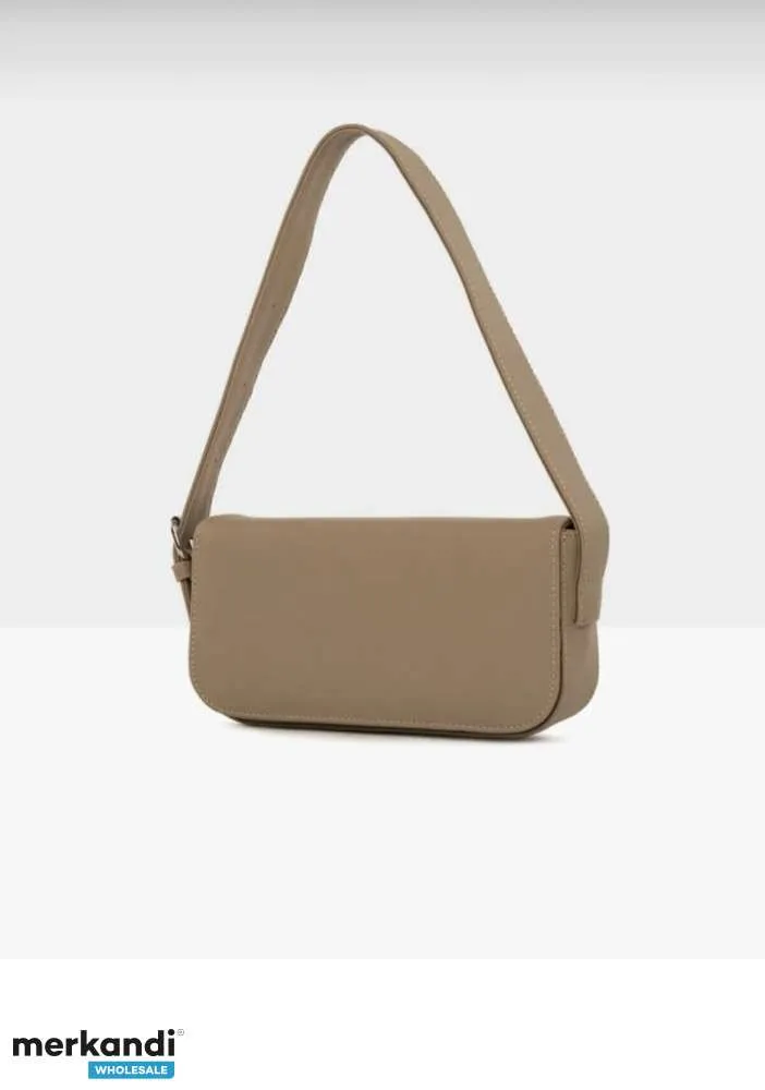 Diversa selección de bolsos de mujer en varios modelos y variantes de color para la venta al por mayor desde Turquía.