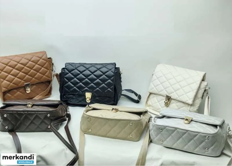 Diversa selección de bolsos de mujer en varios modelos y variantes de color para la venta al por mayor desde Turquía.