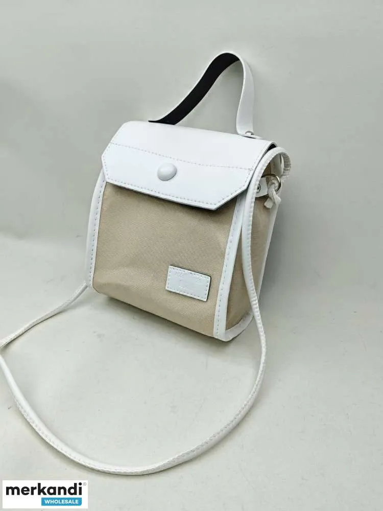 Diversa selección de bolsos de mujer en varios modelos y variantes de color para la venta al por mayor desde Turquía.
