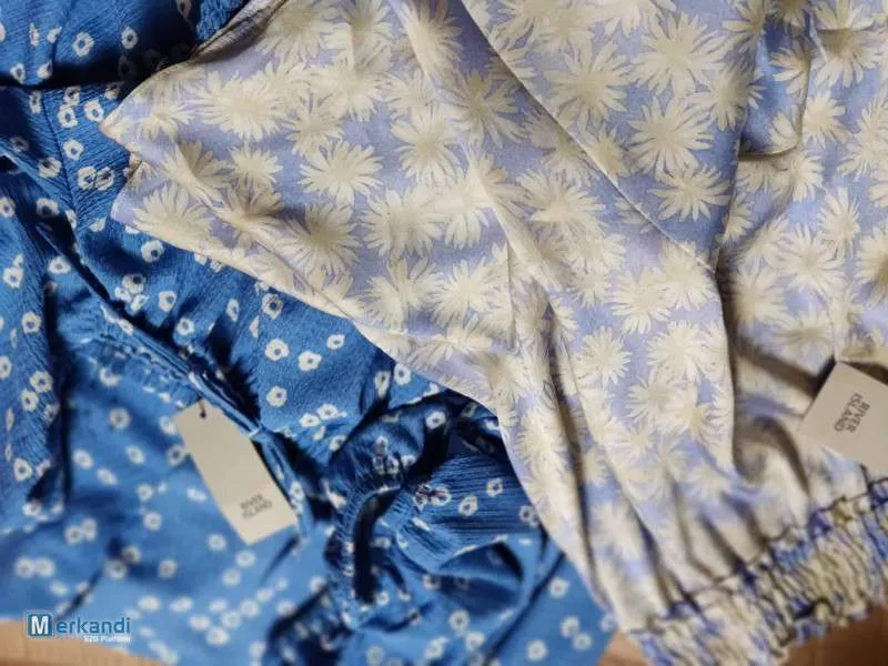 Hermosa ropa para mujeres y hombres