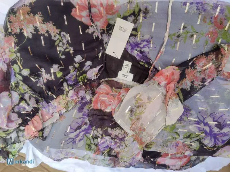 Hermosa ropa para mujeres y hombres