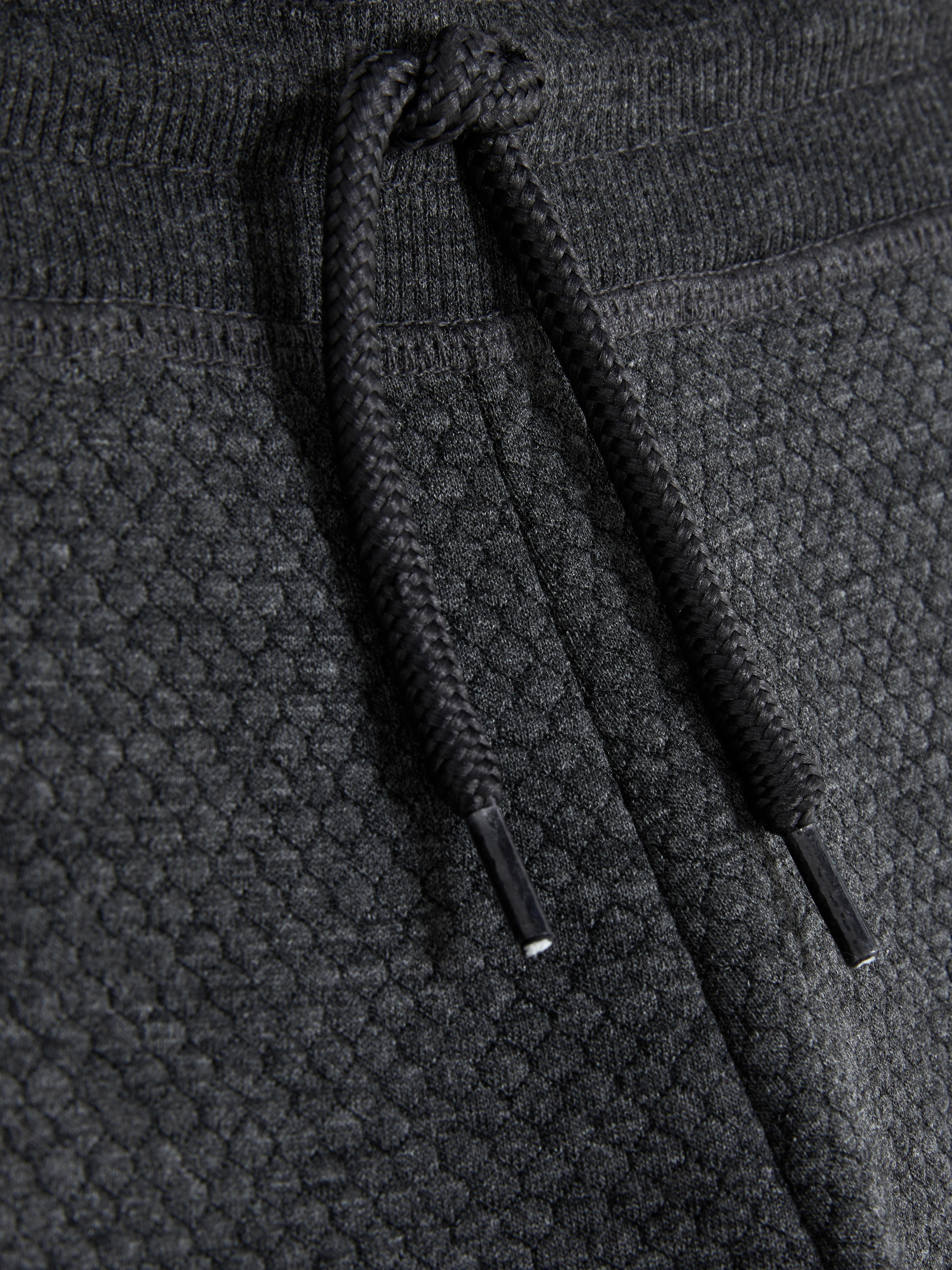 Joggers con textura y diseño geométrico