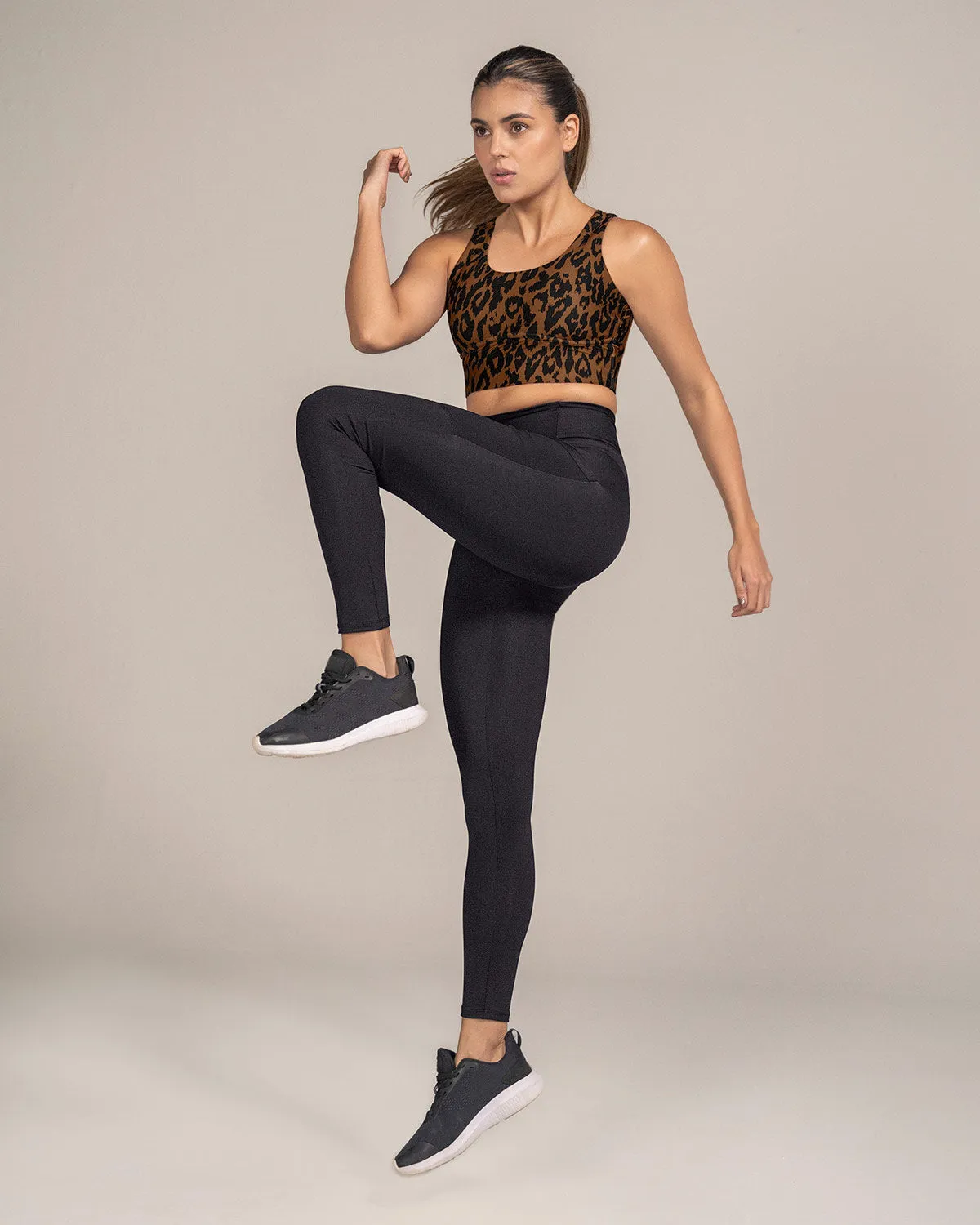 Legging deportivo de compresión con práctico bolsillo lateral