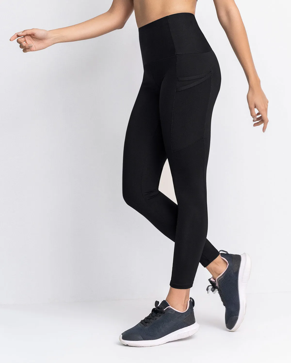 Legging deportivo de compresión con práctico bolsillo lateral