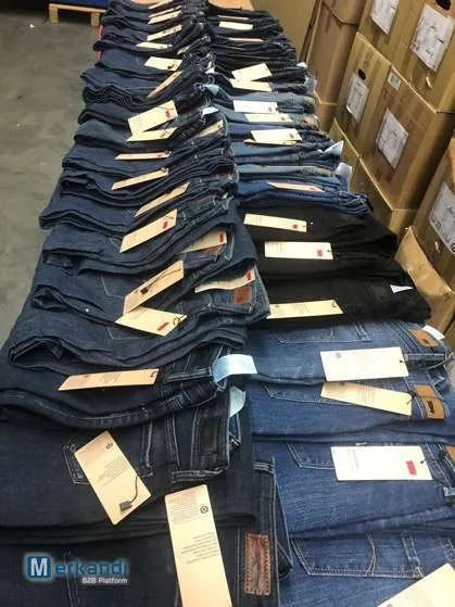 Levi's 6345 piezas, llevar todo solo un euro 8, stock lote de ropa cerca de Amsterdam