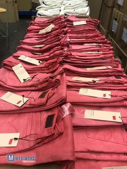 Levi's 6345 piezas, llevar todo solo un euro 8, stock lote de ropa cerca de Amsterdam