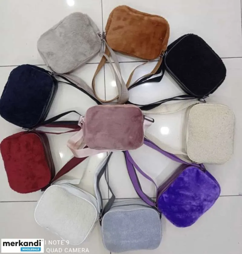 Los bolsos de mujer de primera calidad y diseño moderno están disponibles en muchas variantes de color.