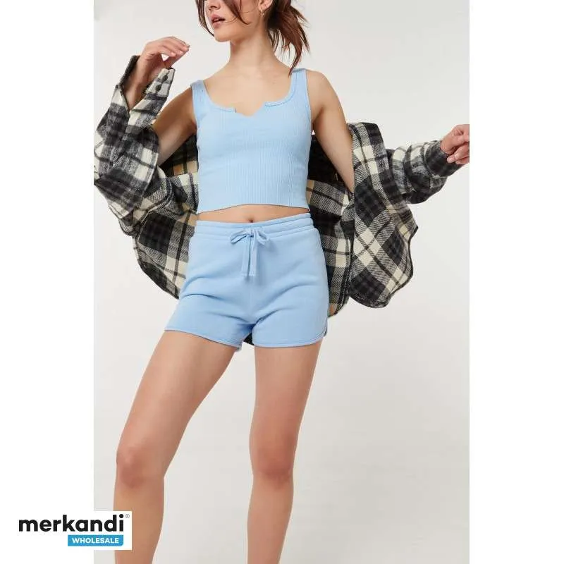 LOTE SURTIDO DE ROPA Y CALZADO DE MUJER  VARIEDAD DE ESTILOS Y TALLAS