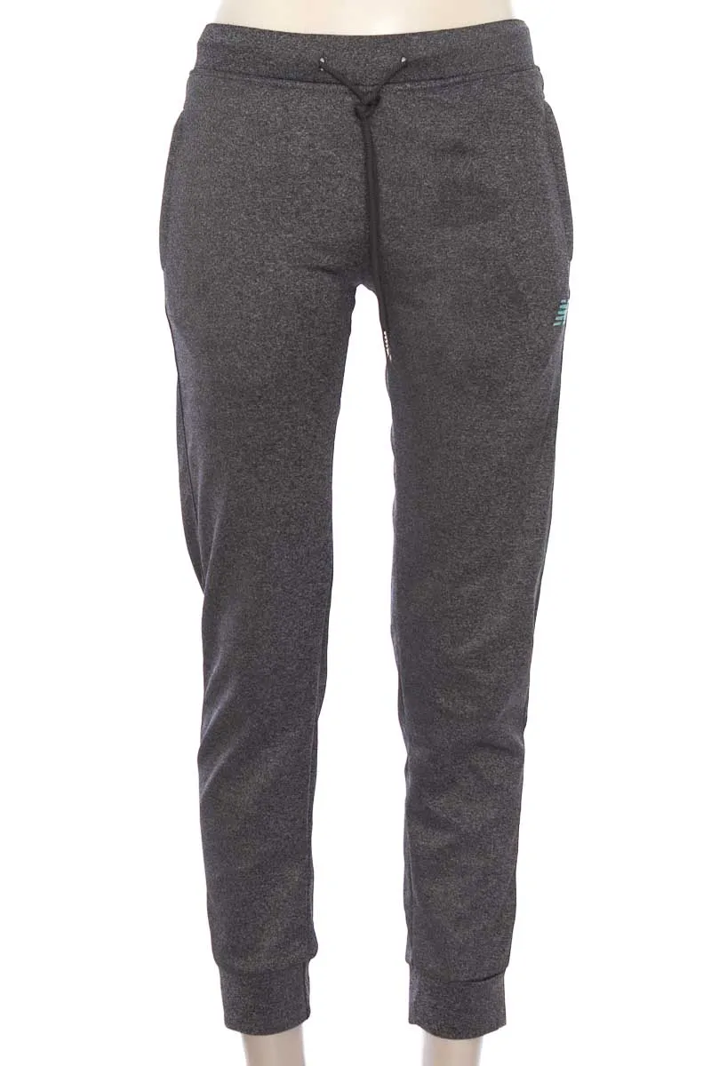 ROPA DEPORTIVA / SALIDA DE BAñO COLOR GRIS  NEW BALANCE