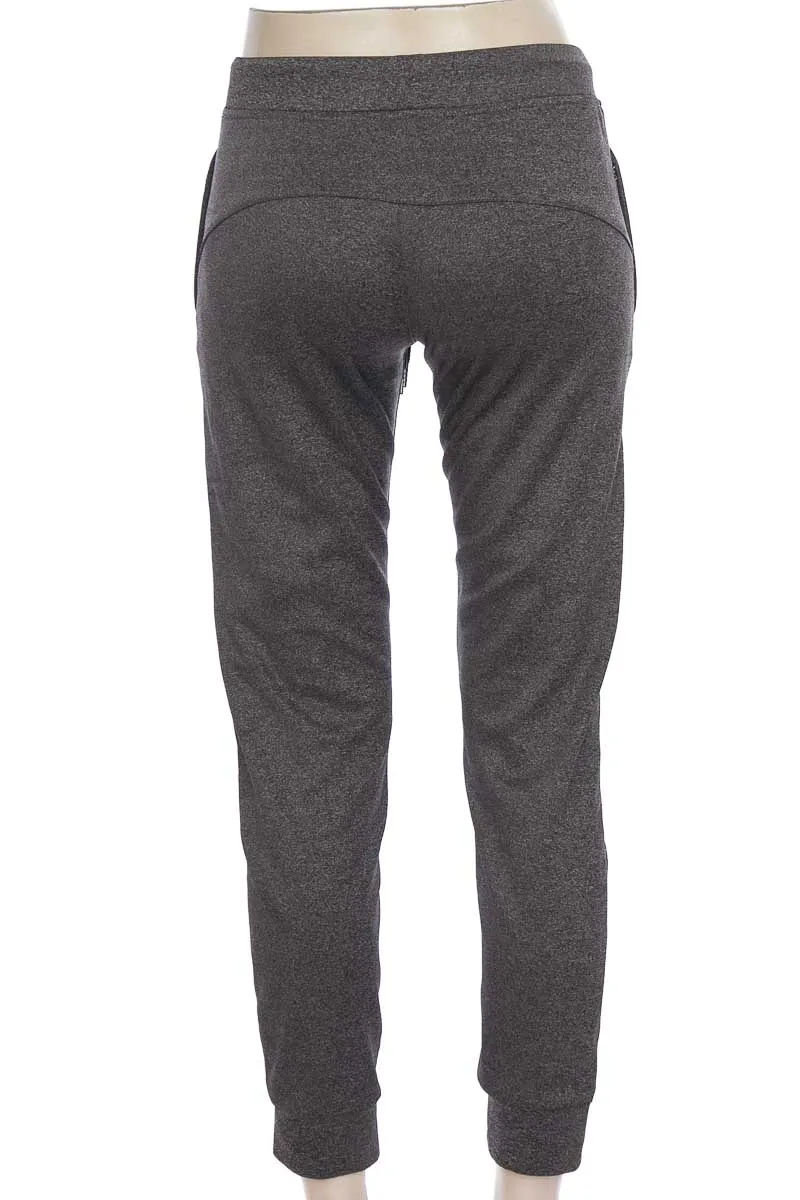 ROPA DEPORTIVA / SALIDA DE BAñO COLOR GRIS  NEW BALANCE
