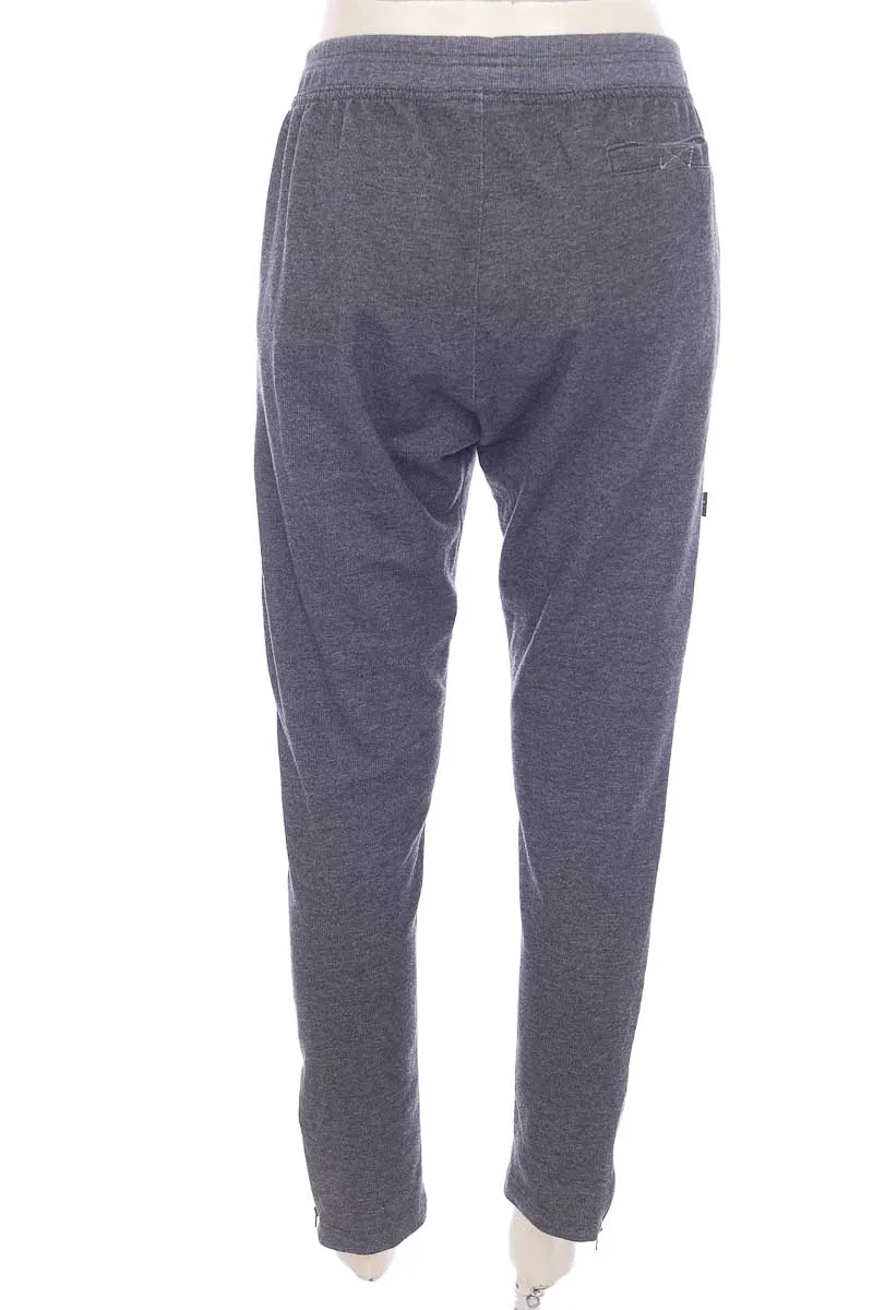 ROPA DEPORTIVA / SALIDA DE BAñO COLOR GRIS  NKISTORE
