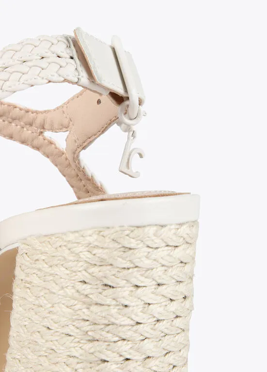 Sandalia de tacón y plataforma efecto crochet de rafia CRUDO Lola Casademunt
