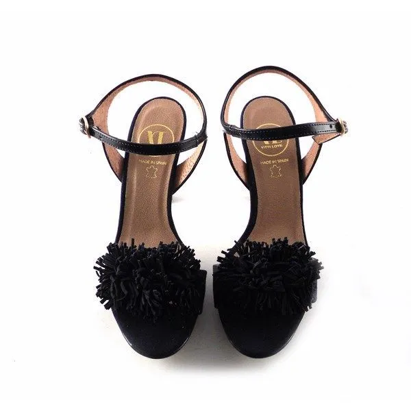 Sandalias pompones Vitti Love en piel color azul marino con pulsera al tobillo