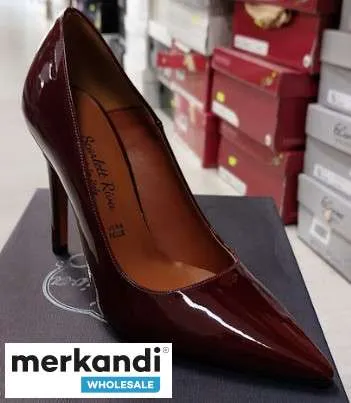 Stock Zapatos de mujer con zapatos de tacón, colores y modelos variados (made in Italy)
