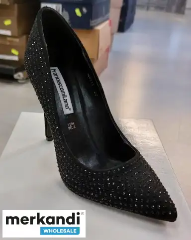 Stock Zapatos de mujer con zapatos de tacón, colores y modelos variados (made in Italy)