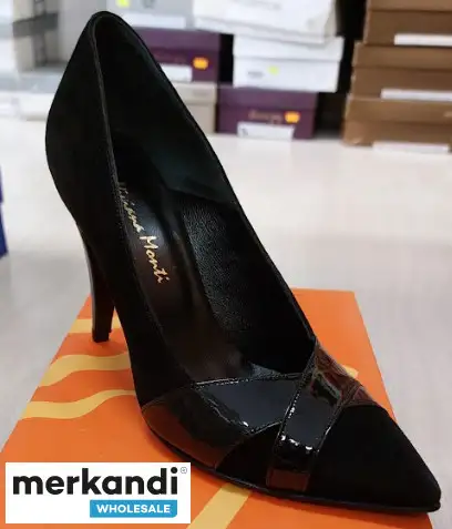 Stock Zapatos de mujer con zapatos de tacón, colores y modelos variados (made in Italy)