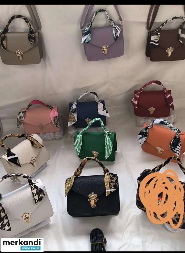 Surtido al por mayor de bolsos de mujer con una variedad de modelos y opciones de color de Turquía.