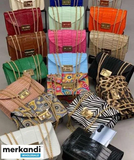 Varias variantes de modelos y variantes de color de bolsos de mujer que se ofrecen al por mayor desde Turquía.