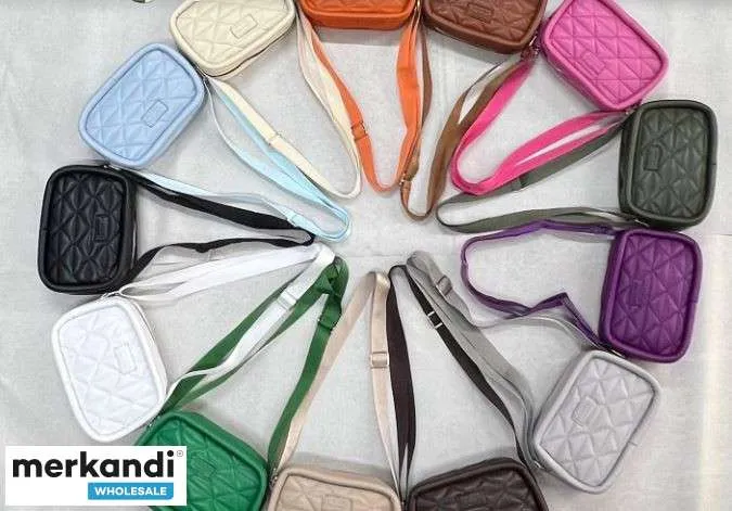 Varias variantes de modelos y variantes de color de bolsos de mujer que se ofrecen al por mayor desde Turquía.