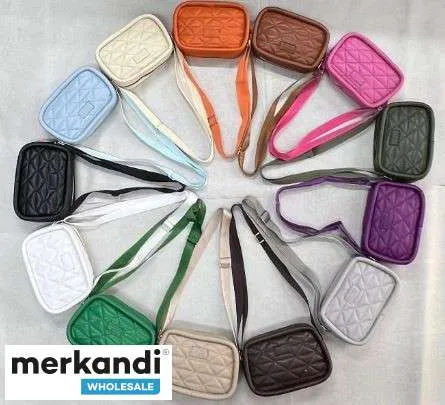 Varias variantes de modelos y variantes de color de bolsos de mujer que se ofrecen al por mayor desde Turquía.
