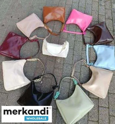 Varias variantes de modelos y variantes de color de bolsos de mujer que se ofrecen al por mayor desde Turquía.