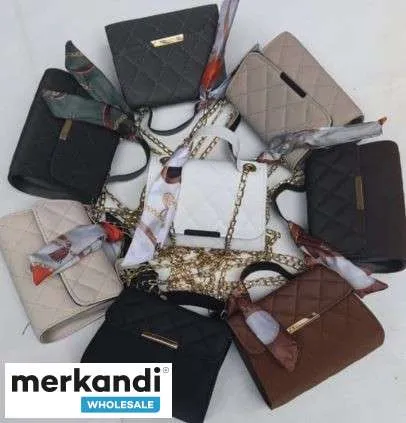 Varias variantes de modelos y variantes de color de bolsos de mujer que se ofrecen al por mayor desde Turquía.