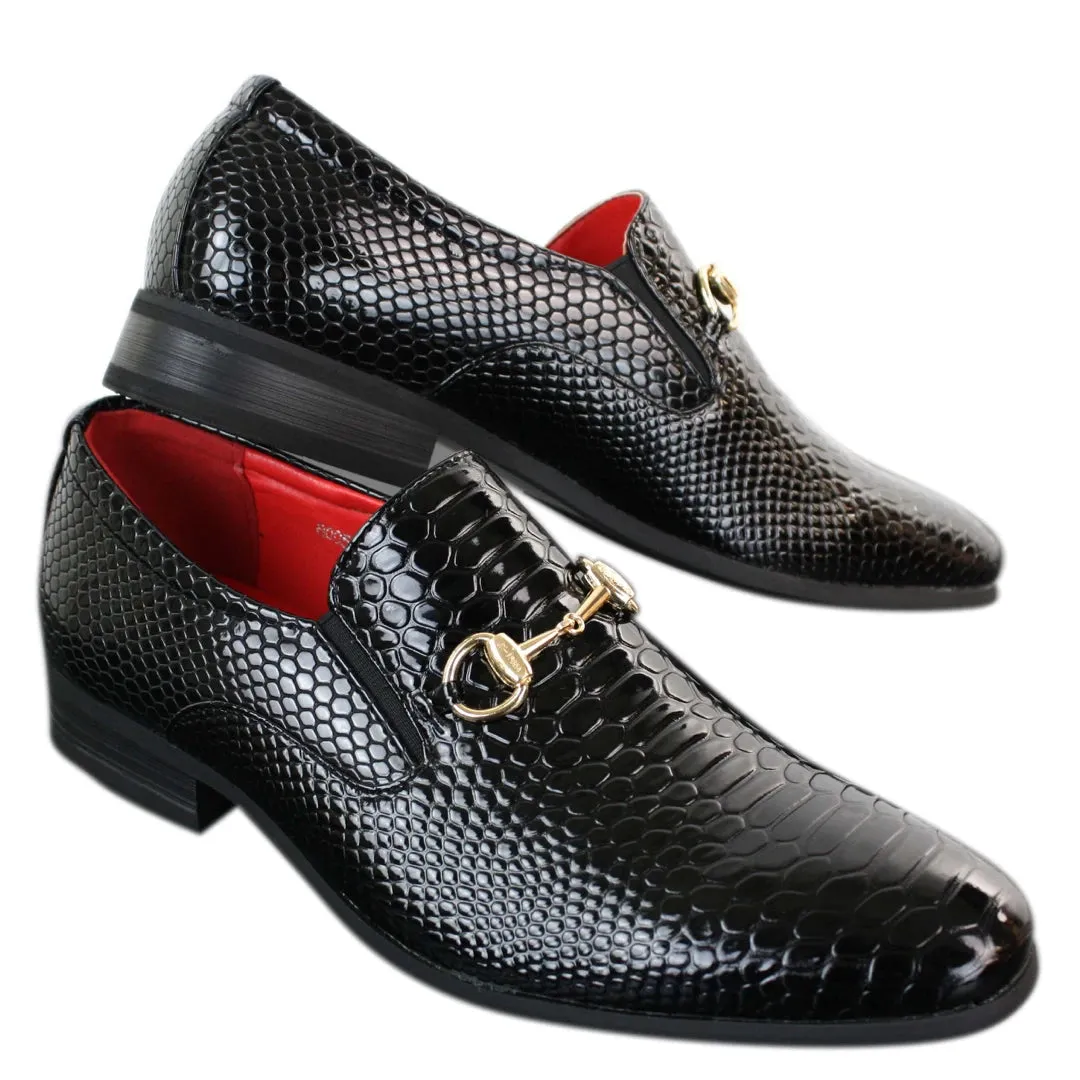 Zapatos de cuero con patente de cocodrilo sintético con hebilla en color negro para hombre