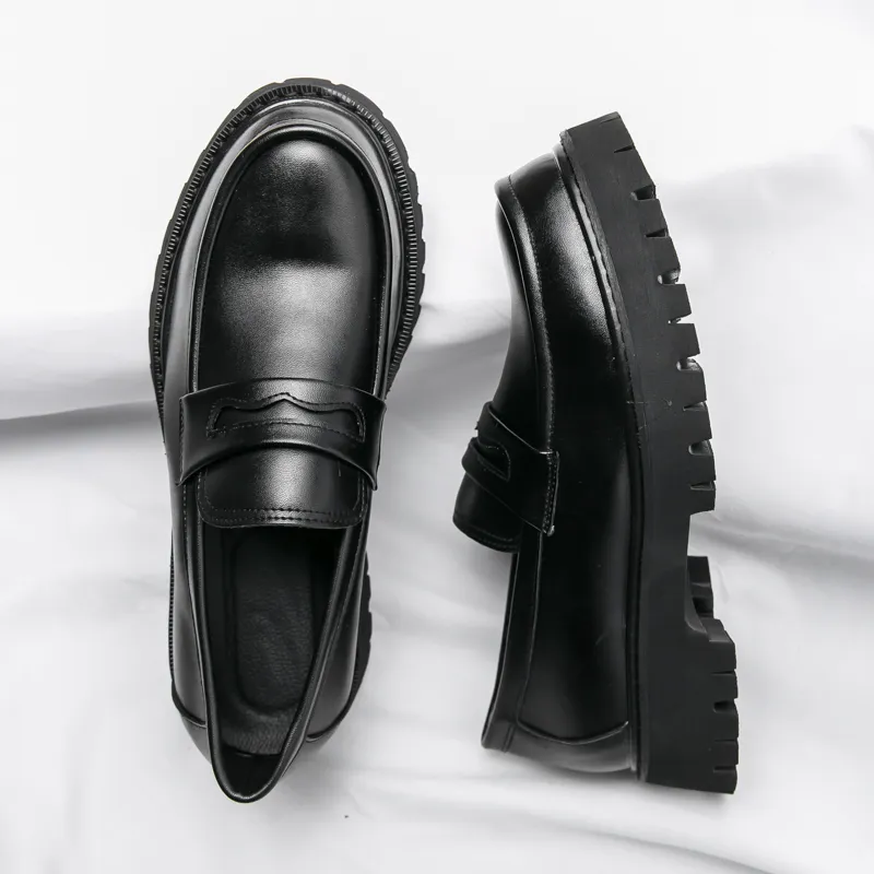 Zapatos de cuero de patente con solas gruesas de mocas de lujo hombres de lujo resbalando el zapato de mocasina Homme zapatos de