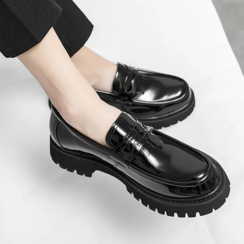 Zapatos de cuero de patente con solas gruesas de mocas de lujo hombres de lujo resbalando el zapato de mocasina Homme zapatos de