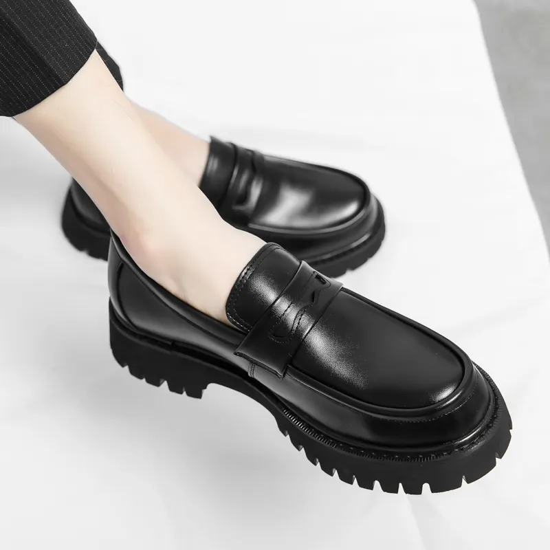 Zapatos de cuero de patente con solas gruesas de mocas de lujo hombres de lujo resbalando el zapato de mocasina Homme zapatos de