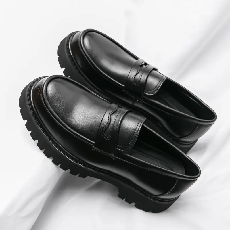 Zapatos de cuero de patente con solas gruesas de mocas de lujo hombres de lujo resbalando el zapato de mocasina Homme zapatos de