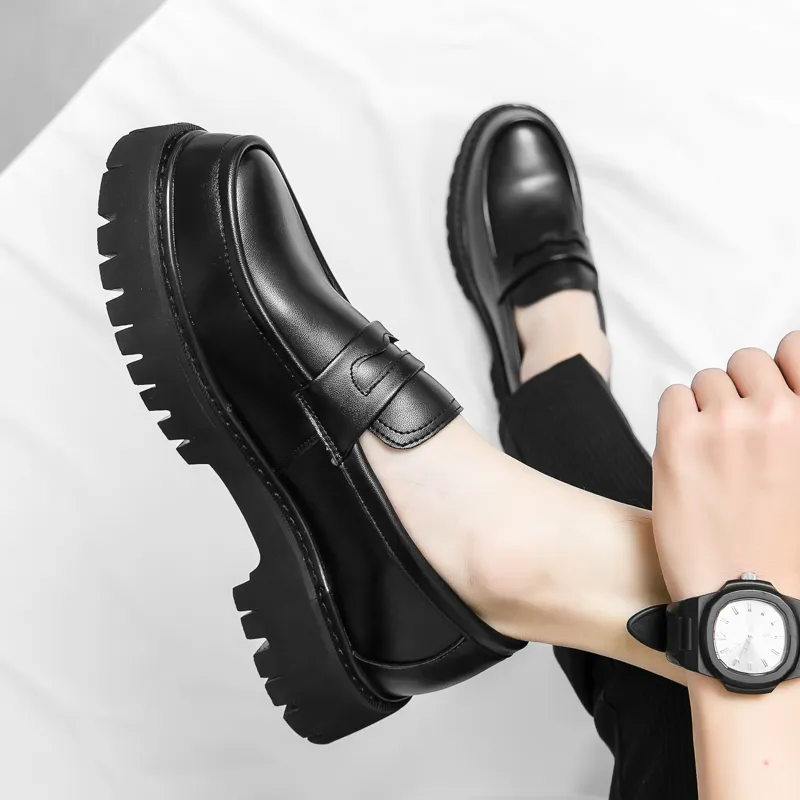 Zapatos de cuero de patente con solas gruesas de mocas de lujo hombres de lujo resbalando el zapato de mocasina Homme zapatos de
