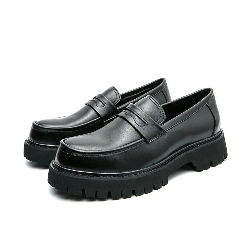 Zapatos de cuero de patente con solas gruesas de mocas de lujo hombres de lujo resbalando el zapato de mocasina Homme zapatos de