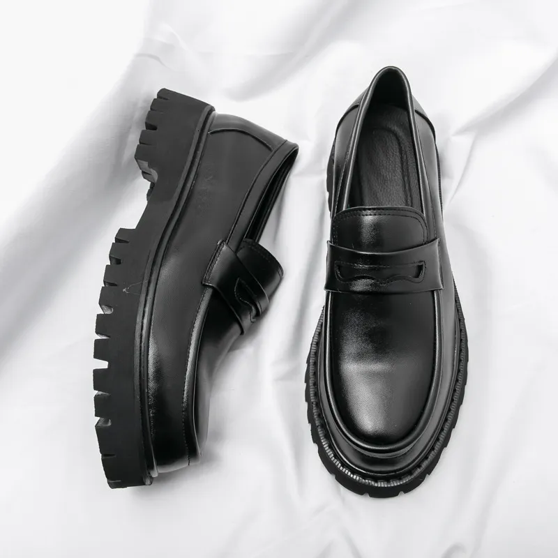 Zapatos de cuero de patente con solas gruesas de mocas de lujo hombres de lujo resbalando el zapato de mocasina Homme zapatos de