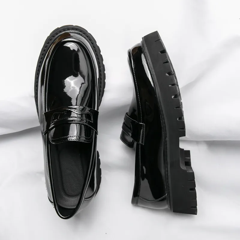 Zapatos de cuero de patente con solas gruesas de mocas de lujo hombres de lujo resbalando el zapato de mocasina Homme zapatos de