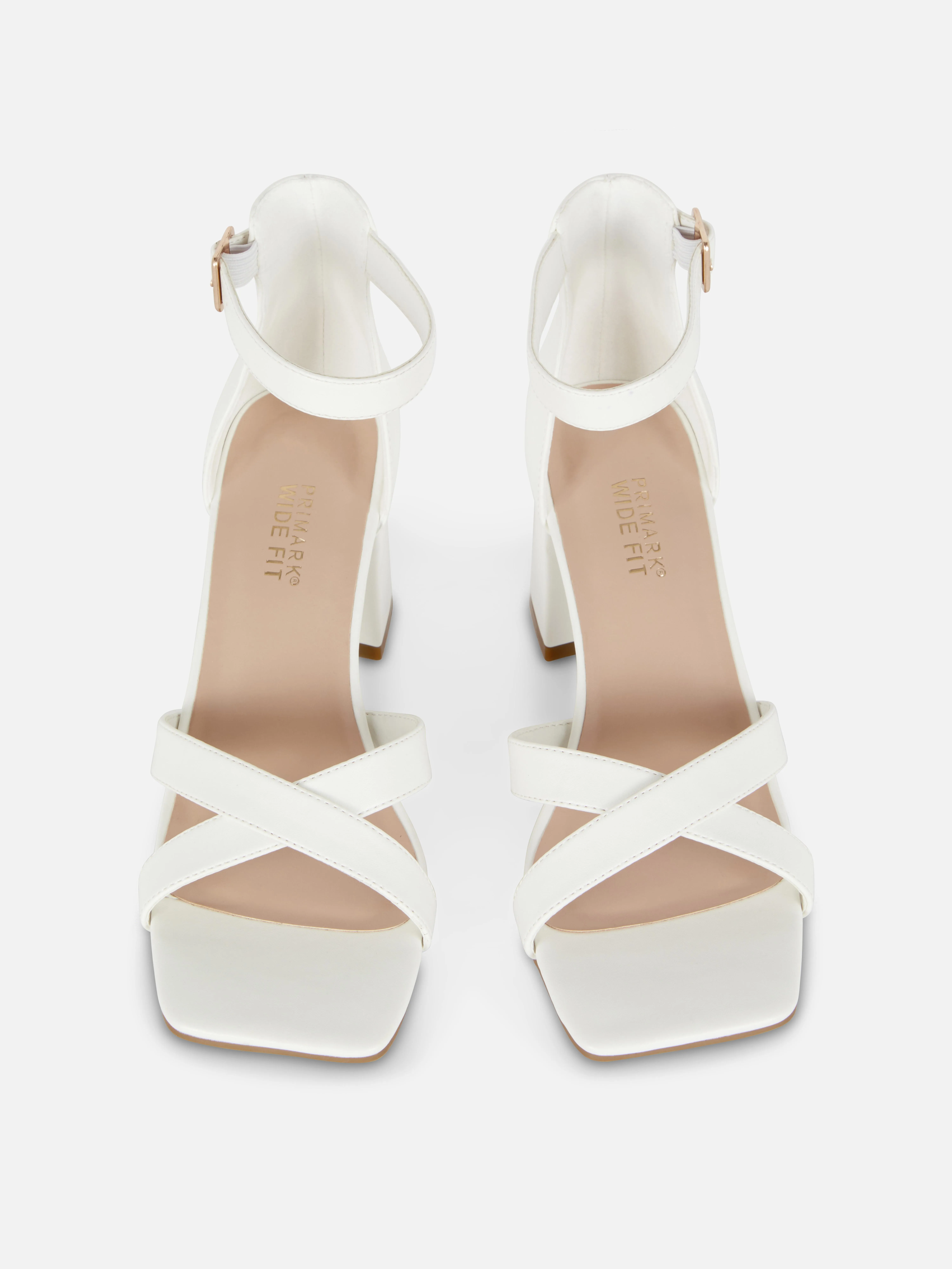 Zapatos de tacón de horma ancha y tiras cruzadas